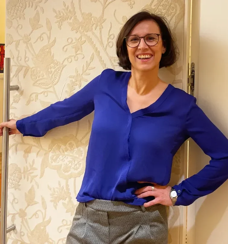 Sigrid Gstöttner öffnet lächelnd eine Tür für LERNdeinDING