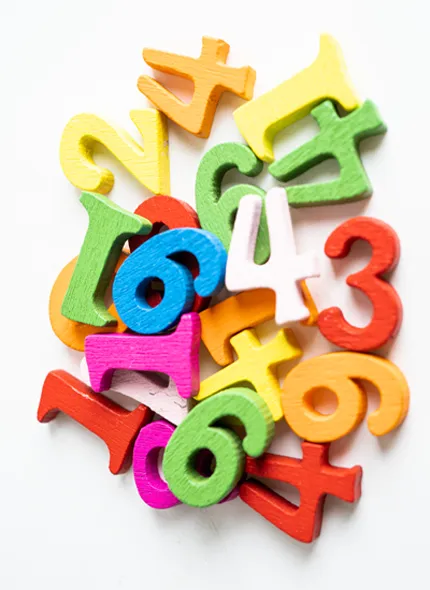 Farbige Holzspielzeug Zahlen symbolisch für Dyskalkulie